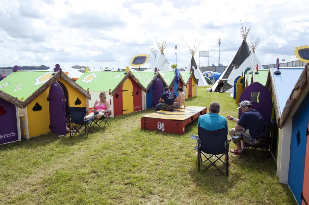 Festivalgoers and atmosphere at Global Gathering 2009